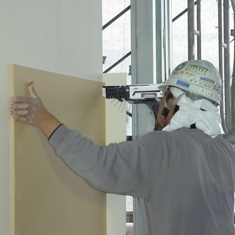 VISSEUSE AUTOMATIQUE 220 V 470 W 4 X 45 À 75 MM (1 ETUI DE TRANSPORT + KIT D'ACCESSOIRES)