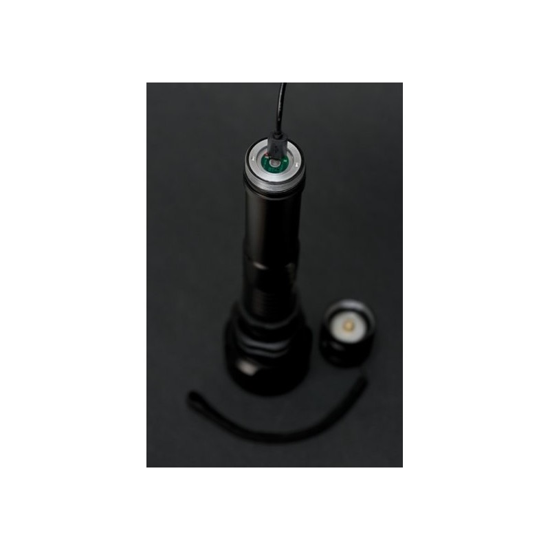 LAMPE TORCHE LED avec mise au point réglable (860lm, 5 modes d'éclairage, autonomie jusqu'à 19h, portée 320m, IP67, câble USB...